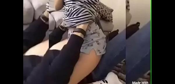  Novinha batendo uma siririca enquanto seu namorado come ela